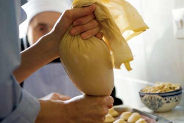 Conventual Pastry and Honey. Sweet temptations