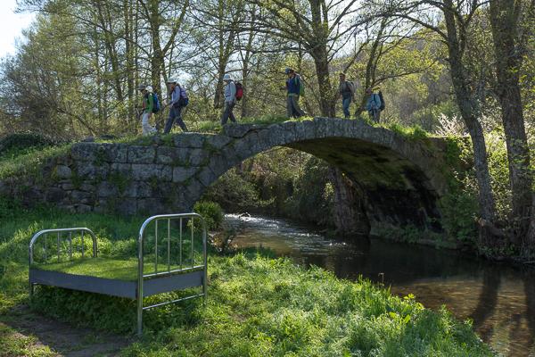 Senderismo con el brotar del campo