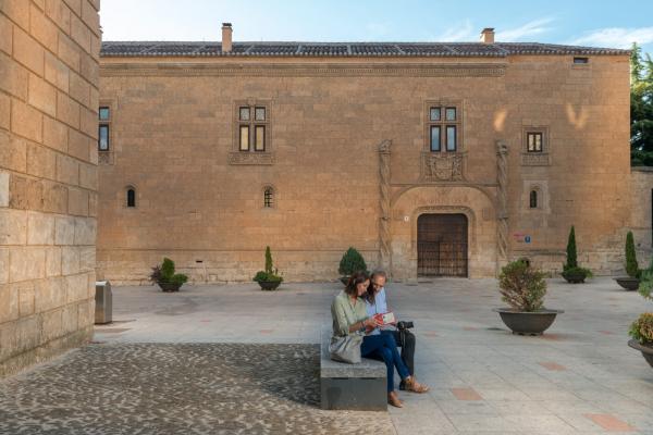 Una Ruta para Descubrir Pueblos con Encanto Vista ciudad rodrigo pareja