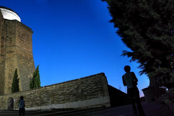 Una Ruta para Descubrir Pueblos con Encanto Vista nocturna de castillo